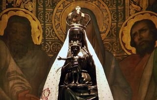 Bild: Schwarze Madonna, 19. Jh. | Basilika Notre-Dame de Liesse, Liesse-Notre-Dame | URL: https://commons.wikimedia.org/wiki/File:Basilique_Notre-Dame_de_Liesse_14082008_10.jpg?uselang=de