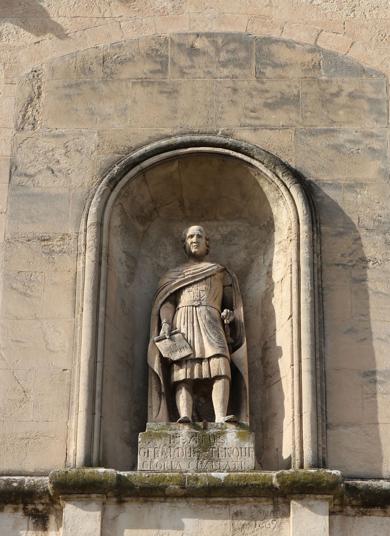 Skulptur Gerhards über dem Portal der Kirche Saint Genest in Martigues, Frankreich | © Bild: Wikimedia Commons / Georges Seguin (CC BY-SA 4.0)